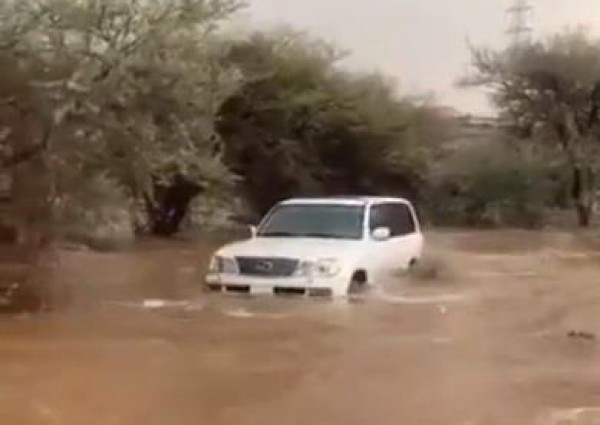 شاهد .. قائد مركبة يعجز على السيطرة بمركبته وسط جريان السيول في الطائف