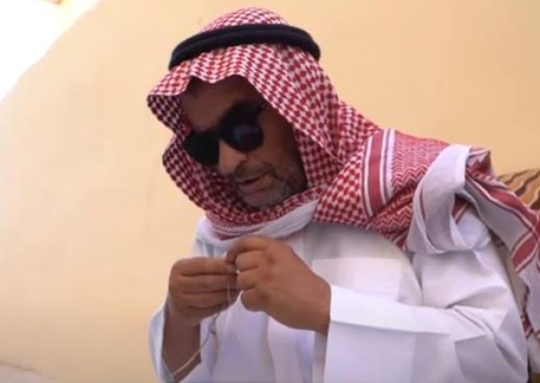 بالفيديو: مواطن ضرير يكشف كيف هزم الإعاقة واستطاع صناعة أدوات صيد الصقور دون أن يراها من قبل