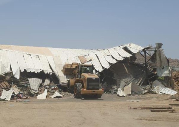 بمتابعة الأمير مشعل بن ماجد .. لجنة إزالة الأنشطة الصناعية غير المرخصة و الموجودة داخل أحياء جدة تواصل أعمالها بإزالة مصانع مُخالِفة