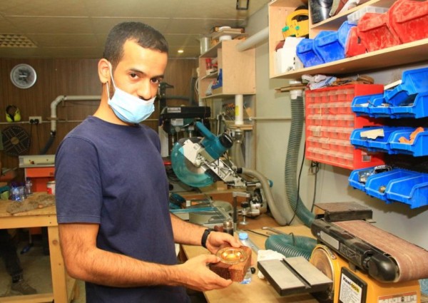 شاب من الأحساء يبدع في فن النحت على الأخشاب والأشغال اليدوية