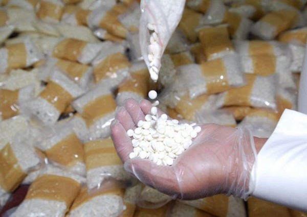 مكافحة المخدرات تلقي القبض على مواطنَين يقومان بترويج 17500 قرص أمفيتامين مخدر