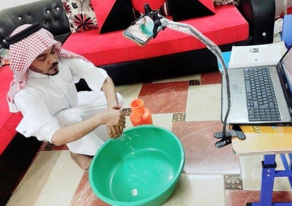 حرصاً منه على التطبيق العلمي .. شاهد: معلم يشرح صفة الوضوء لطلابه عبر “مدرستي”