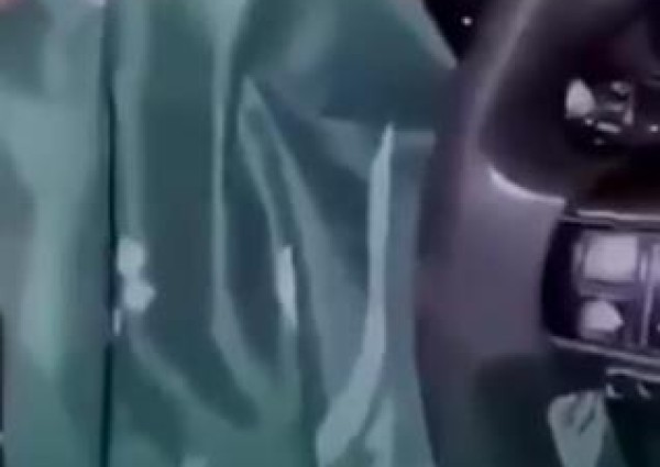 شرطة الرياض: الإطاحة بمواطن تعمد إسقاط العلم الوطني من مركبةٍ في وادي الدواسر