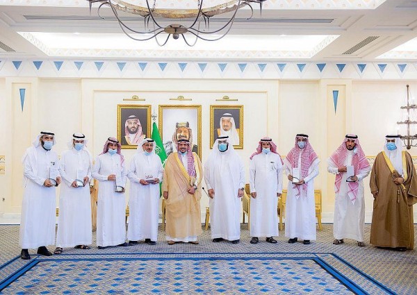 أمير القصيم يكرم 180 متميزا من الطلاب والطالبات