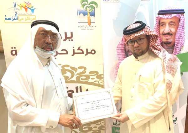 مركز حي النزهة يكرم الإعلامي ” عمر شيخ “