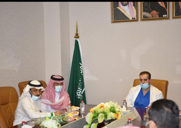 صحافيو الوطن في زيارة لمستشفى الملك سلمان ويهنؤونه على الرقم صفر