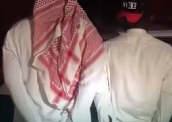 ظهرا في مقطع متداول .. شرطة الرياض تطيح بوافدين قاما بسرقة محفظة رجل مسن
