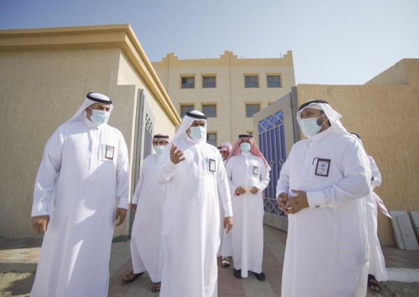 محافظ الدرب يطلع على المشاريع المدرسية وتقرير منصة مدرستي