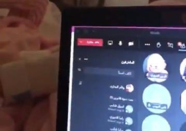 شاهد: معلمة تتابع الدروس مع طالباتها عبر “مدرستي من داخل مستشفى بعد مرافقتها لابنتها