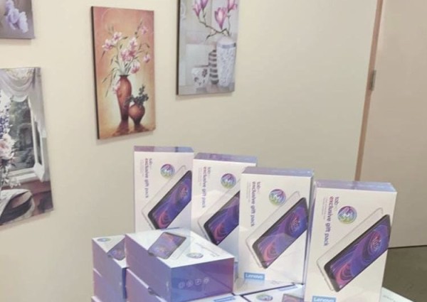 تنمية الشعف تقدم (٥٠ ) جهازاً لوحياً لطالبات مكتب التعليم بالشعف