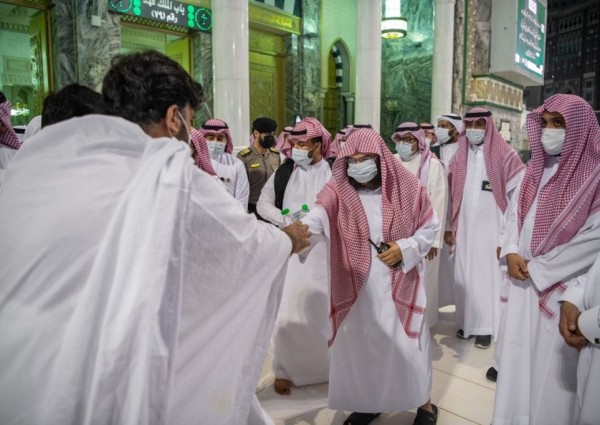 معالي الرئيس العام في إستقبال أول فوج من معتمري الخارج بالمسجد الحرام