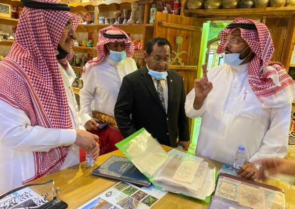 السفير المالديفي يزور متحف المناخة بأملج وقصر الامارة القديم