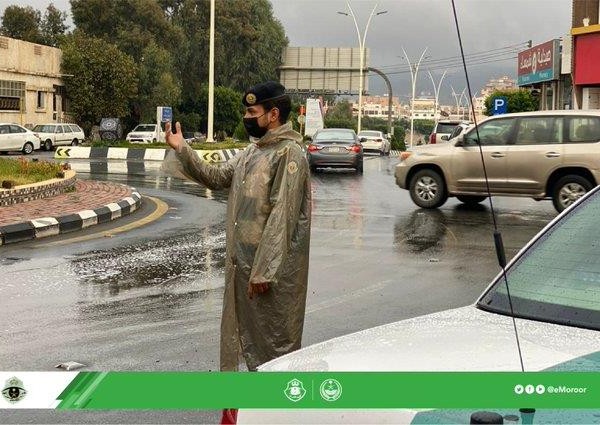 شاهد: رجال المرور ينظمون الحركة المرورية وسط الأمطار التي تشهدها منطقة الباحة