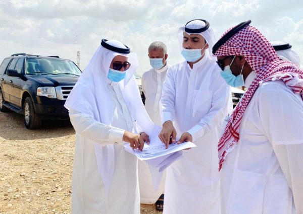 رئيس بلدية الدرب يقف على مشروع المنتزه العام