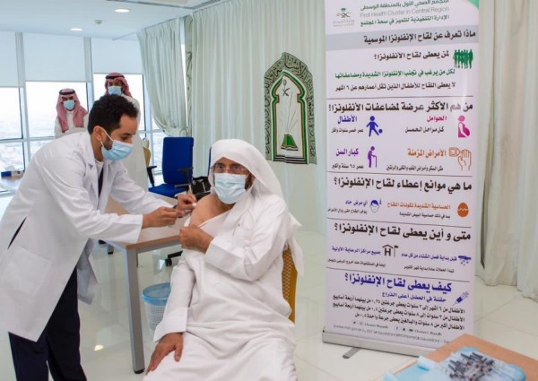 وزير الشؤون الإسلامية يطلق حملة تطعيم ضد الانفلونزا الموسمية