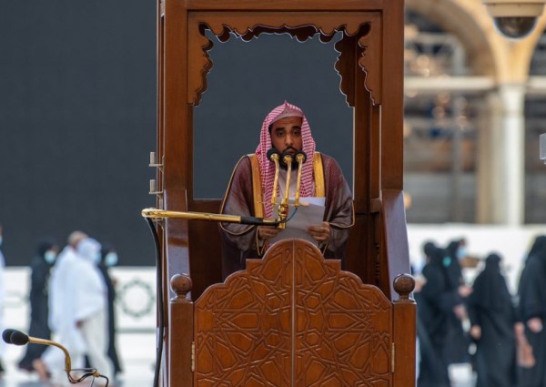 أمير منطقة مكة المكرمة يتقدَّم المصلين في صلاة الاستسقاء بالمسجد الحرام