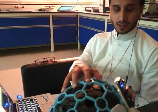 أربعة سعوديون يخترعون خوذة ذكية لخدمة مرضى الشلل التام