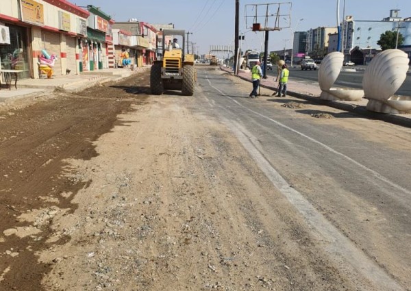 بلدية مركز الشقيق تشرع أعمال صيانة وتطوير عدد من الشوارع وإزالة سفلتة الطرق