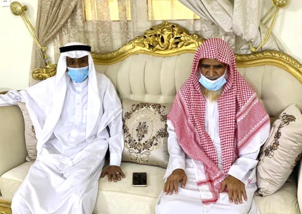 “مفتي منطقة جازان الشيخ آل شيبة” يزور رئيس لجنة تراحم “زعلة “ويطمئن على صحته ..