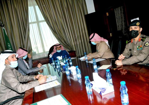 محافظ القريات يعقد اجتماعاً بمكتبه مع مدير عام مكافحة العدوى بوزارة الصحة