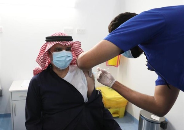 وزير التعليم السابق يتلقى جرعة لقاح كورونا في مركز اللقاحات بالرياض