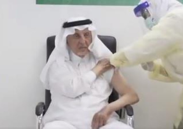 في مركز اللقاحات بـ”جدة” .. بالفيديو: أمير مكة يتلقى الجرعة الأولى من لقاح كورونا