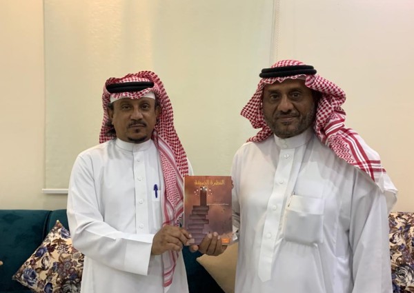 بالفيديو الدكتور ضيف الله مهدي يزور الأستاذ حمد كميت في منزله في بيش