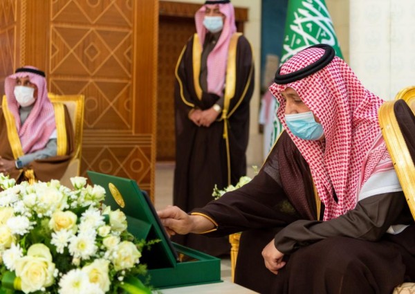 سمو أمير الباحة يدشن أول موسوعة للأدب الشفهي والطب الشعبي على مستوى المملكة بـ 3 مجلدات استغرقت 8 سنوات لإنجازها