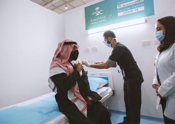 بالفيديو: الأمير مقرن بن عبدالعزيز يتلقى الجرعة الأولى من لقاح كورونا