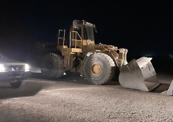 لجنة التعدين بمحافظة المزاحمية تضبط معدات مخالفة تنقل الرمال بدون ترخيص