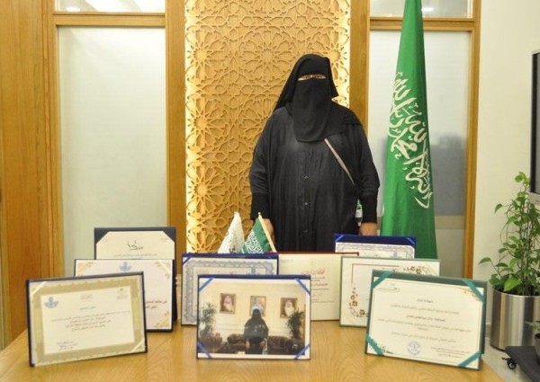 بر الشرقية تكرم مواطنة حرصت على الابلاغ عن المخالفين للإجراءات الاحترازية للوقاية من كورونا