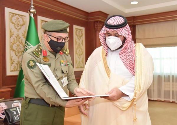 سمو نائب أمير منطقة جازان يتسلم التقرير السنوي لجهود وإنجازات إدارة الجوازات بالمنطقة..