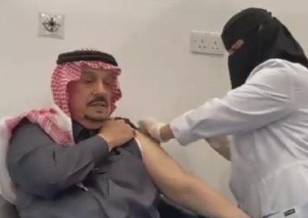 بالفيديو: الأمير فيصل بن بندر يتلقى الجرعة الأولى من لقاح كورونا