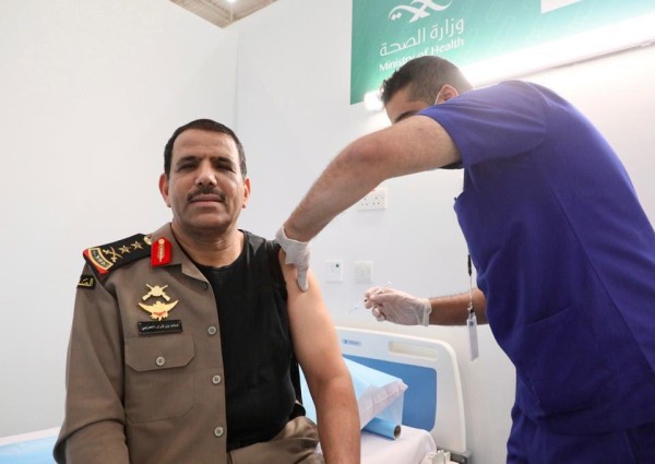 مدير الأمن العام الفريق أول ركن خالد بن قرار الحربي يتلقى الجرعة الأولى من لقاح كورونا