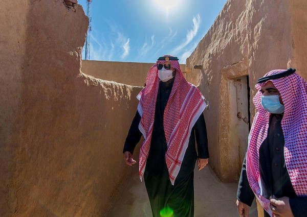 أمير منطقة الحدود الشمالية يتفقد قصر الملك عبدالعزيز التاريخي في مركز إمارة لينة – صور