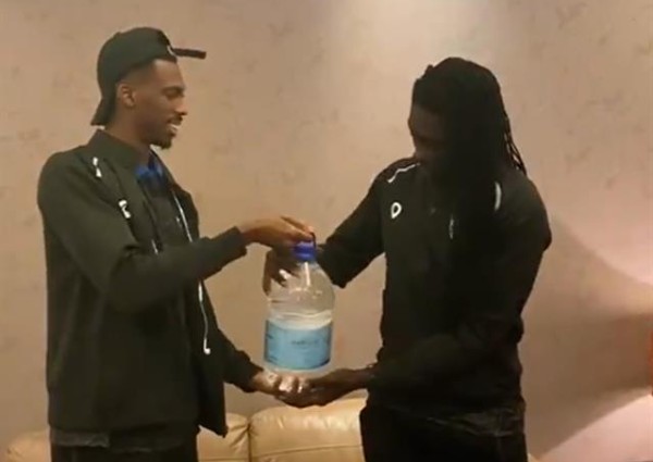 بالفيديو: نجم الهلال يهادي غوميز “ماء زمزم” وتمنى أن يعتنق الإسلام .. شاهد : ردة فعله!