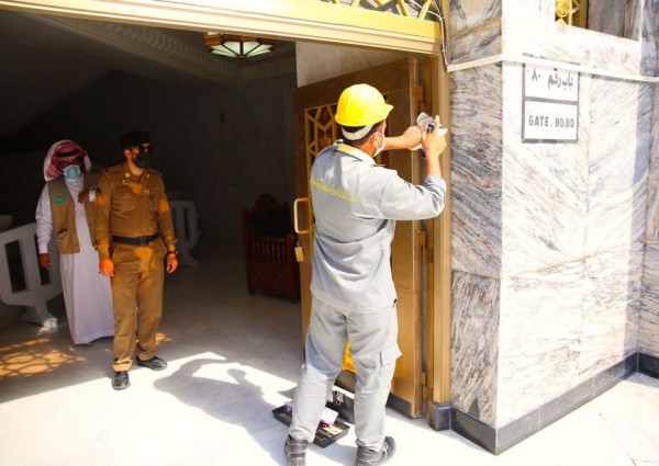 صيانة ( 150 ) بابًا بالمسجد الحرام على مدار الساعة