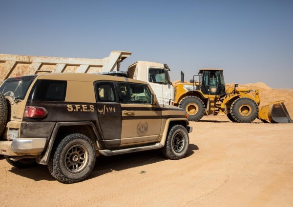 ضبط أشخاص يقومون بنهل الرمال وتجريف التربة في الرياض