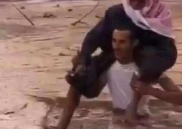 بالفيديو: الشاب “إبراهيم الحويطي” منقذ المسن من سيول ضباء يروي التفاصيل