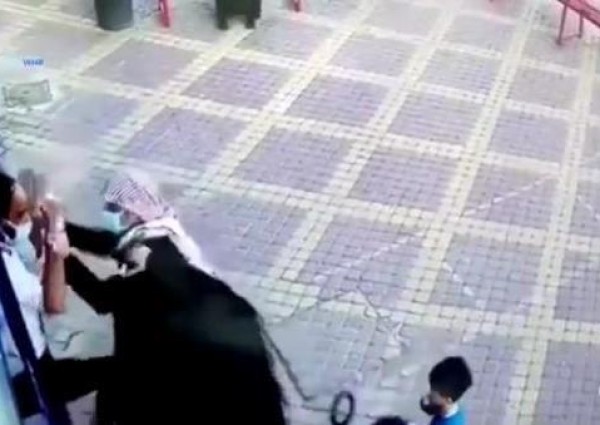 القبض على شخصين اعتديا على حارس أمن لمنعهما من دخول أحد المجمعات التجارية