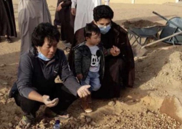 معلمة في قارا الجوف تتوفى خادمتها الإندونيسة .. فقررت تربية ابنها والإهتمام به