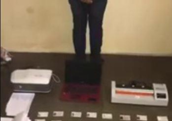 فيديو: القبض على وافد قام بتزوير وثائق رسمية ورخص الإقامة .. والكشف عن جنسيته!