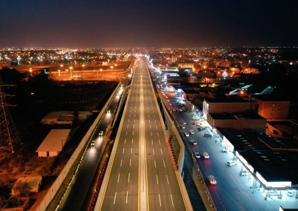 نقل الحركة المرورية للمسارات العلوية لجسر طريق الملك خالد بأحد رفيدة