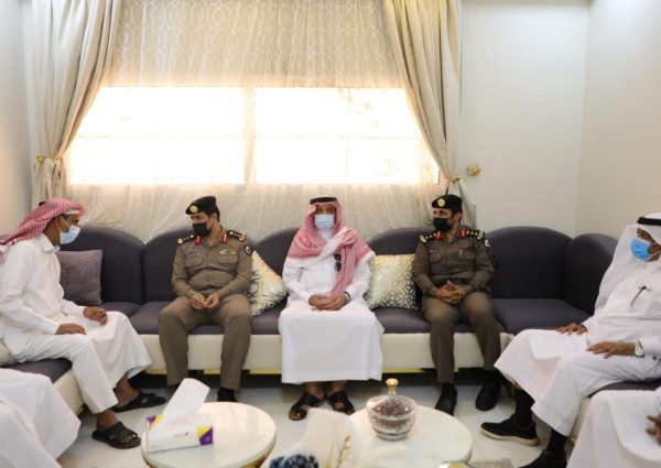 “محافظ صامطة”يقدم واجب العزاء في وفاة “شيخ الفتاحية بني مبارك”