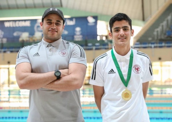 السباح داوود الرشيدي يحصد الميدالية الذهبية والمركز الأول في سباق 50 متر حر ببطولة المنطقة الوسطى للسباحة