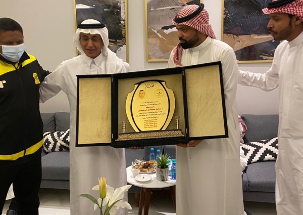 منصات الكرة الطائرة السعودية تحتفي بالزغيبي