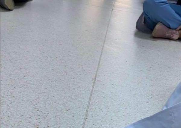 صورة لطالبات جامعة جازان يؤدين الاختبارات جلوساً على الأرض وفي الممرات.. و”الجامعة” تعتذر وتحقق