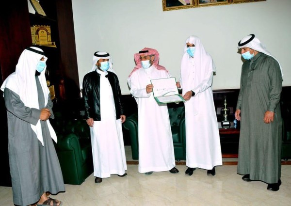 محافظ القريات يكرم حفظة كتاب الله