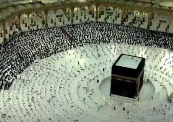 شاهد: امتلاء صحن الطواف في المسجد الحرام لأول مرة بالمصلين والزوار والمعتمرين