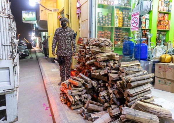 القوات الخاصة للأمن البيئي تضبط مخالفين لنظام البيئة لبيعهم حطبًا محليًا لأغراض تجارية